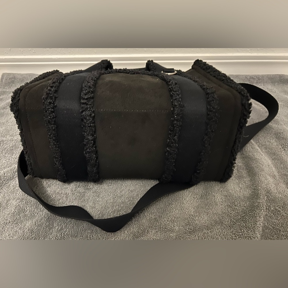lululemon Boxy Mini Tote Bag 4.5L with Faux Shearling Trims. - Picture 3 of 5